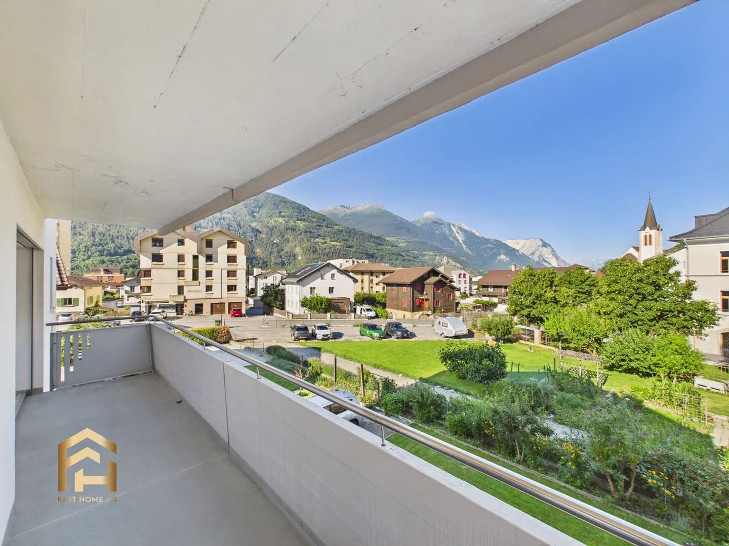 Centrally located 4.5 room apartment with balcony and garden seating area - Photo 10 of 13