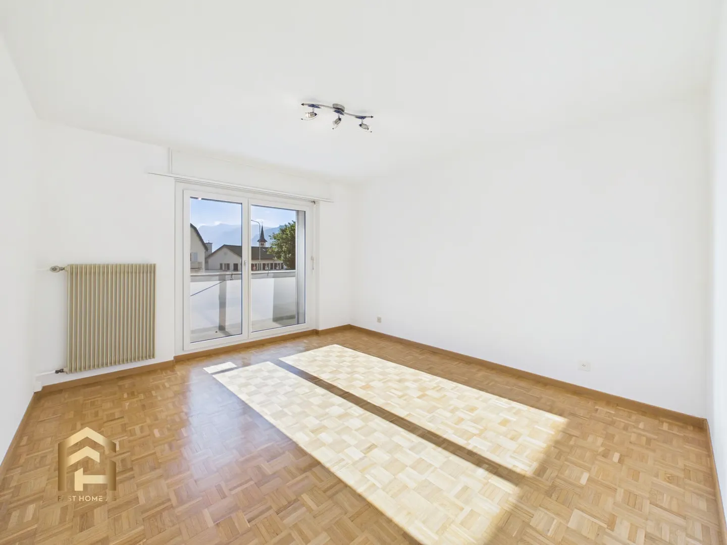 Centrally located 4.5 room apartment with balcony and garden seating area - Photo 5 of 13