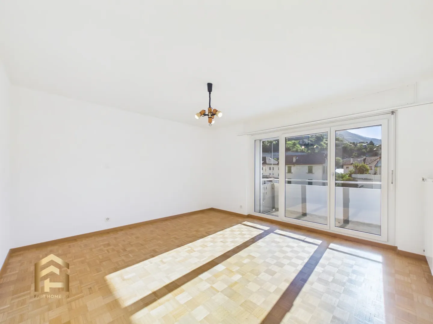Centrally located 4.5 room apartment with balcony and garden seating area - Photo 4 of 13