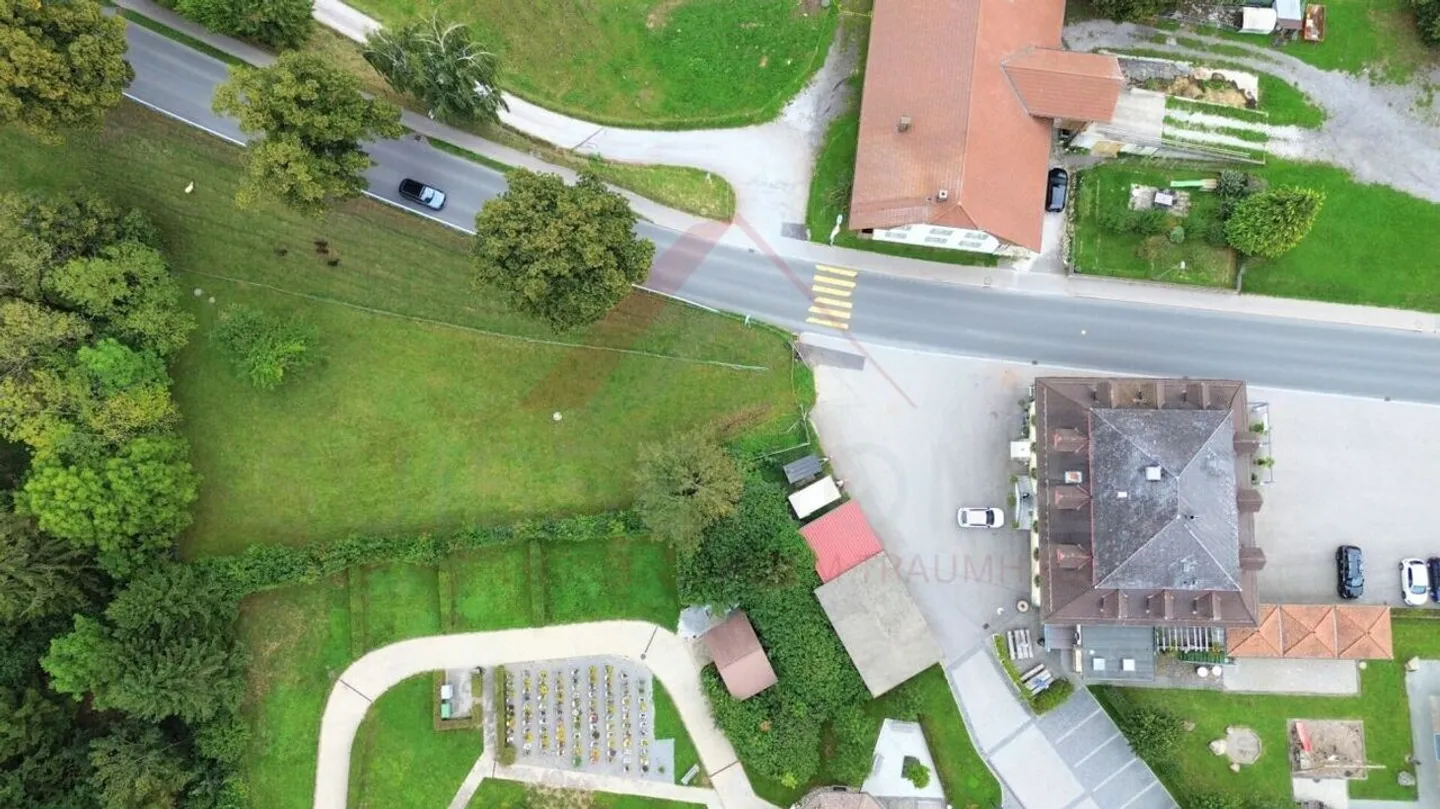 Edificio residenziale e commerciale attraente con ristorante e opportunità di sviluppo a Plaffeien - Foto 3 di 35