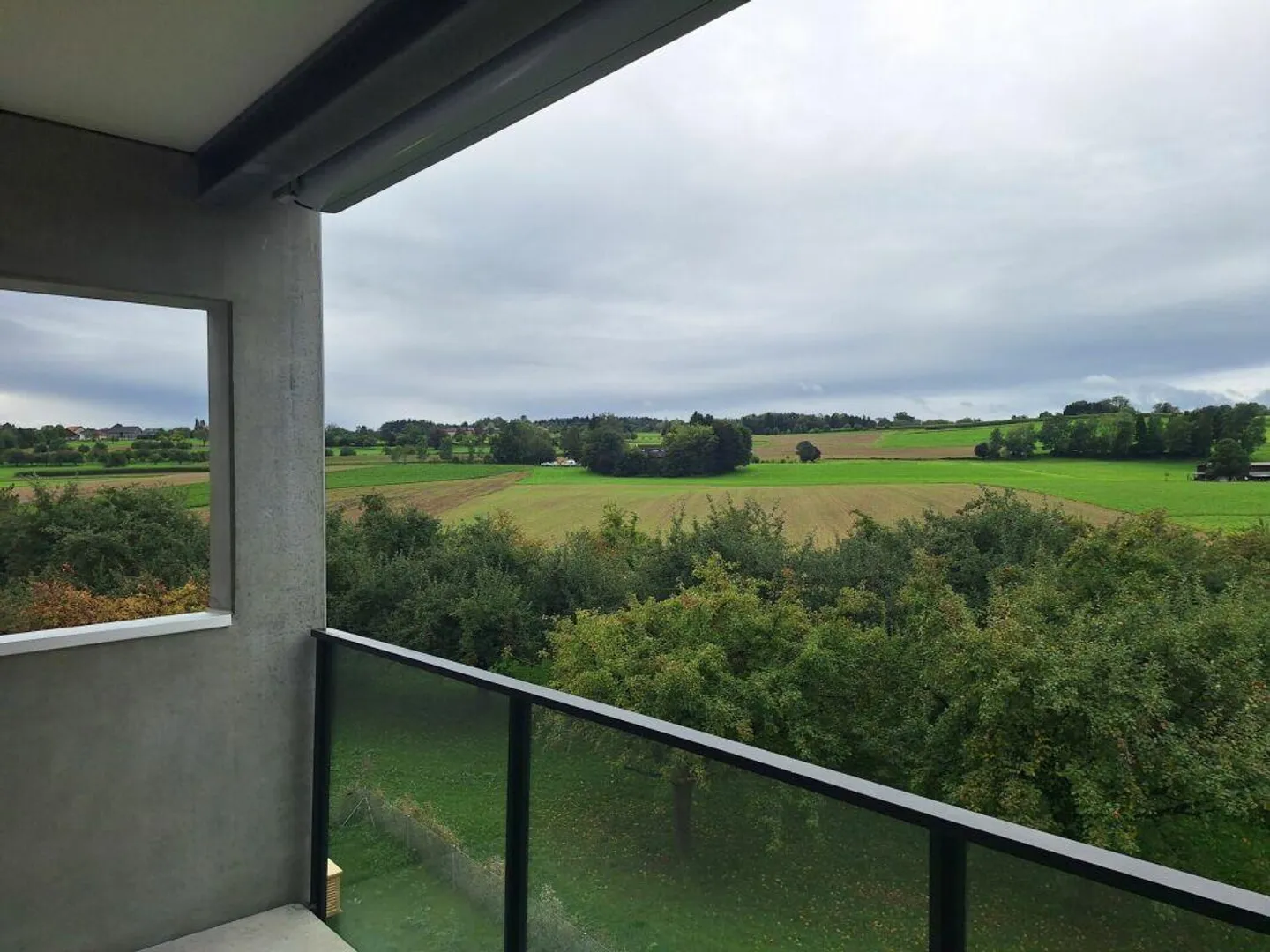 Appartement élégant de 2,5 pièces avec vue sur la verdure - Photo 2 sur 9