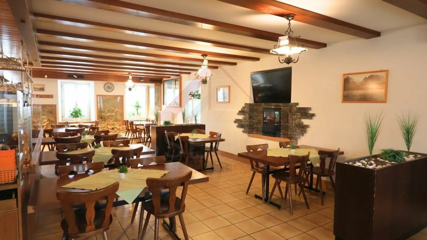 Edificio residenziale e commerciale attraente con ristorante e opportunità di sviluppo a Plaffeien - Foto 4 di 35