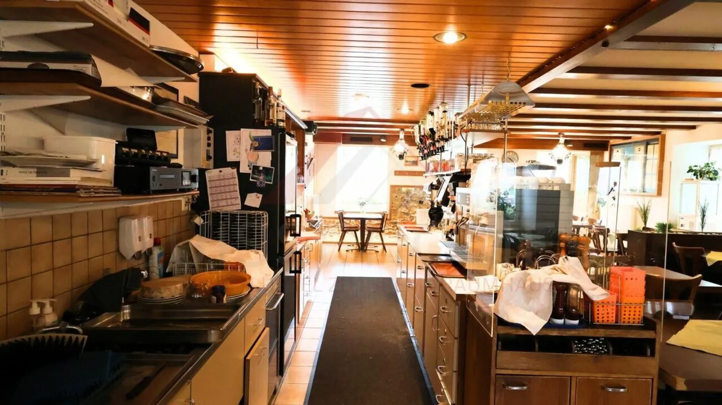Edificio residenziale e commerciale attraente con ristorante e opportunità di sviluppo a Plaffeien - Foto 5 di 35