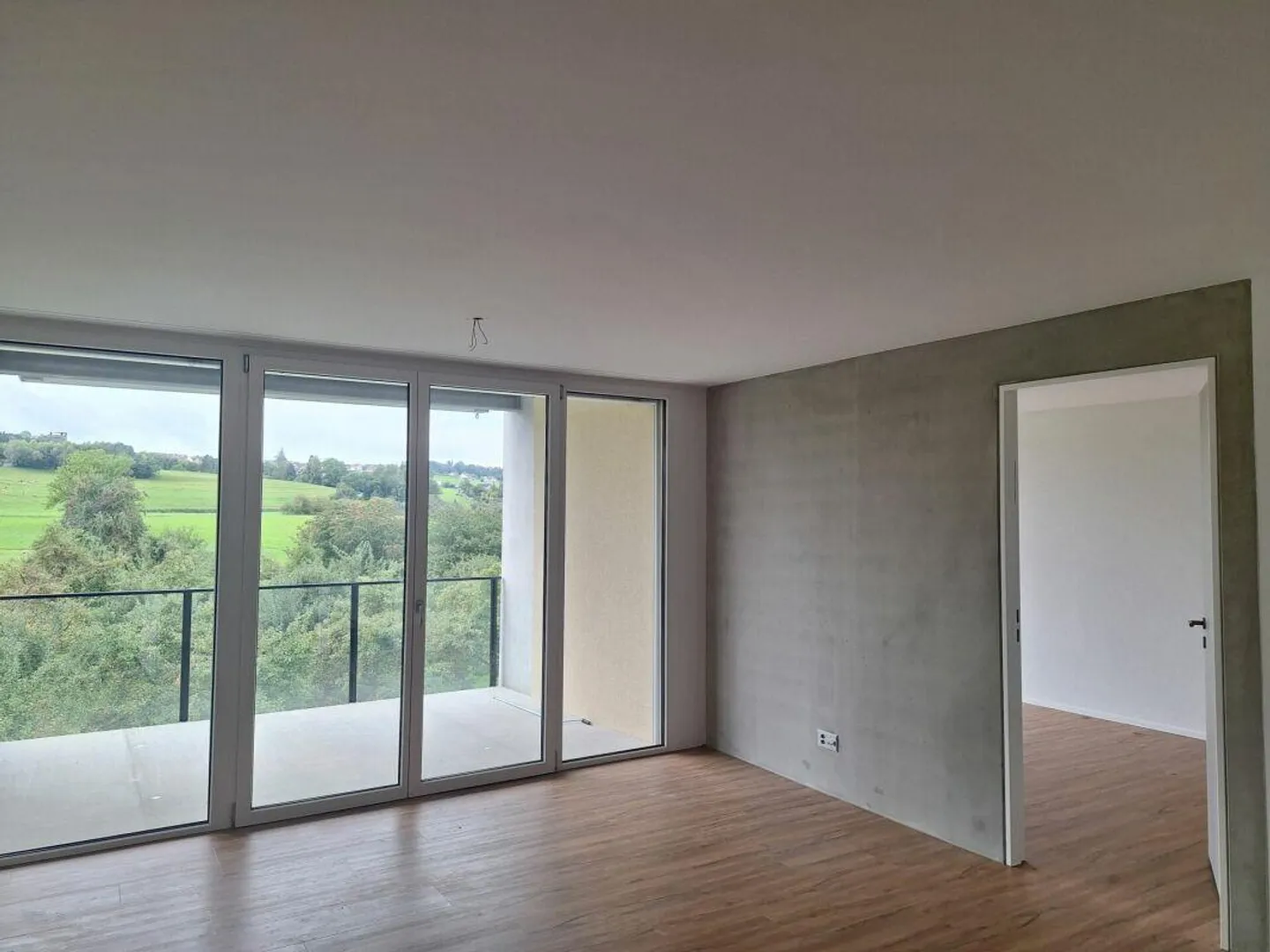 Appartement élégant de 2,5 pièces avec vue sur la verdure - Photo 3 sur 9