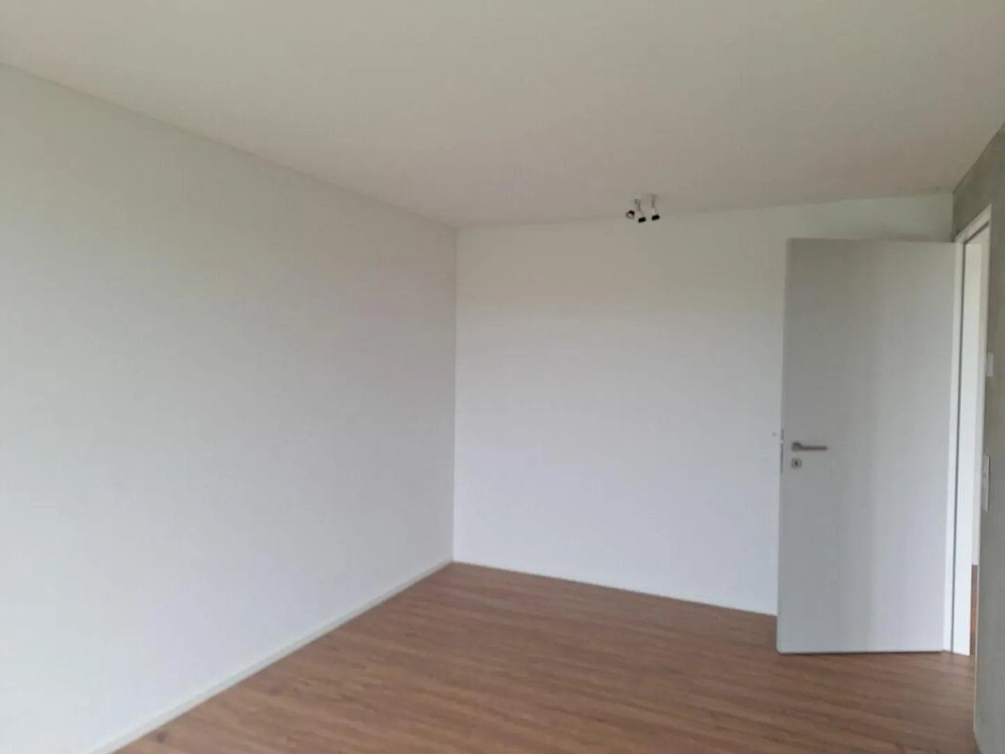 Appartement élégant de 2,5 pièces avec vue sur la verdure - Photo 4 sur 9