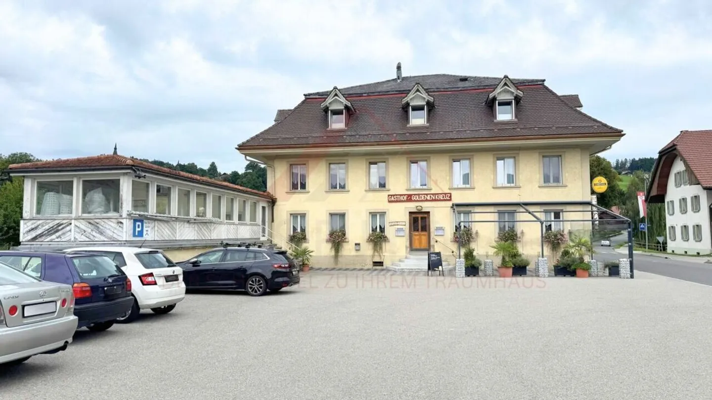Edificio residenziale e commerciale attraente con ristorante e opportunità di sviluppo a Plaffeien - Foto 1 di 35