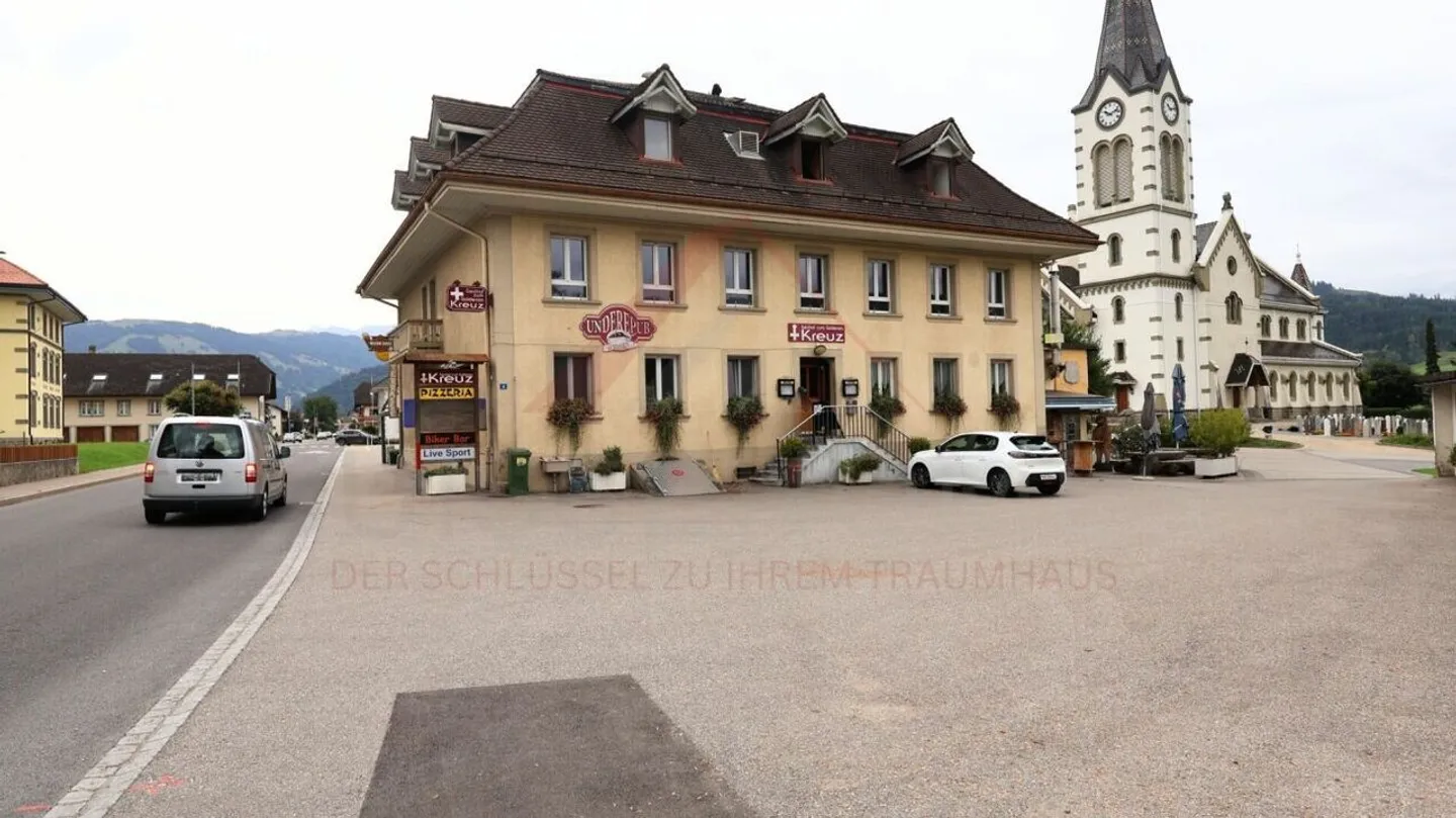 Edificio residenziale e commerciale attraente con ristorante e opportunità di sviluppo a Plaffeien - Foto 2 di 35
