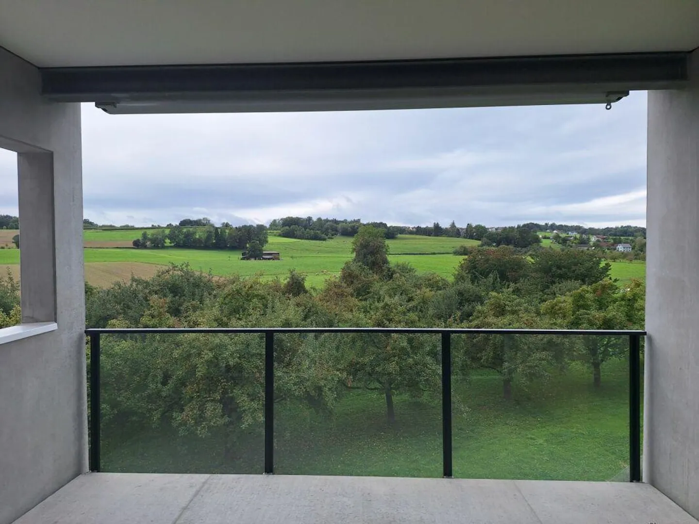 Appartement élégant de 2,5 pièces avec vue sur la verdure - Photo 1 sur 9