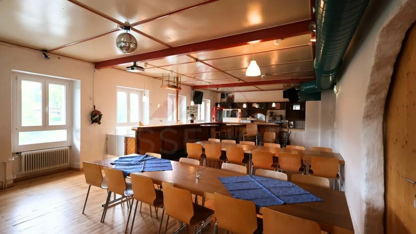 Edificio residenziale e commerciale attraente con ristorante e opportunità di sviluppo a Plaffeien - Foto 7 di 35