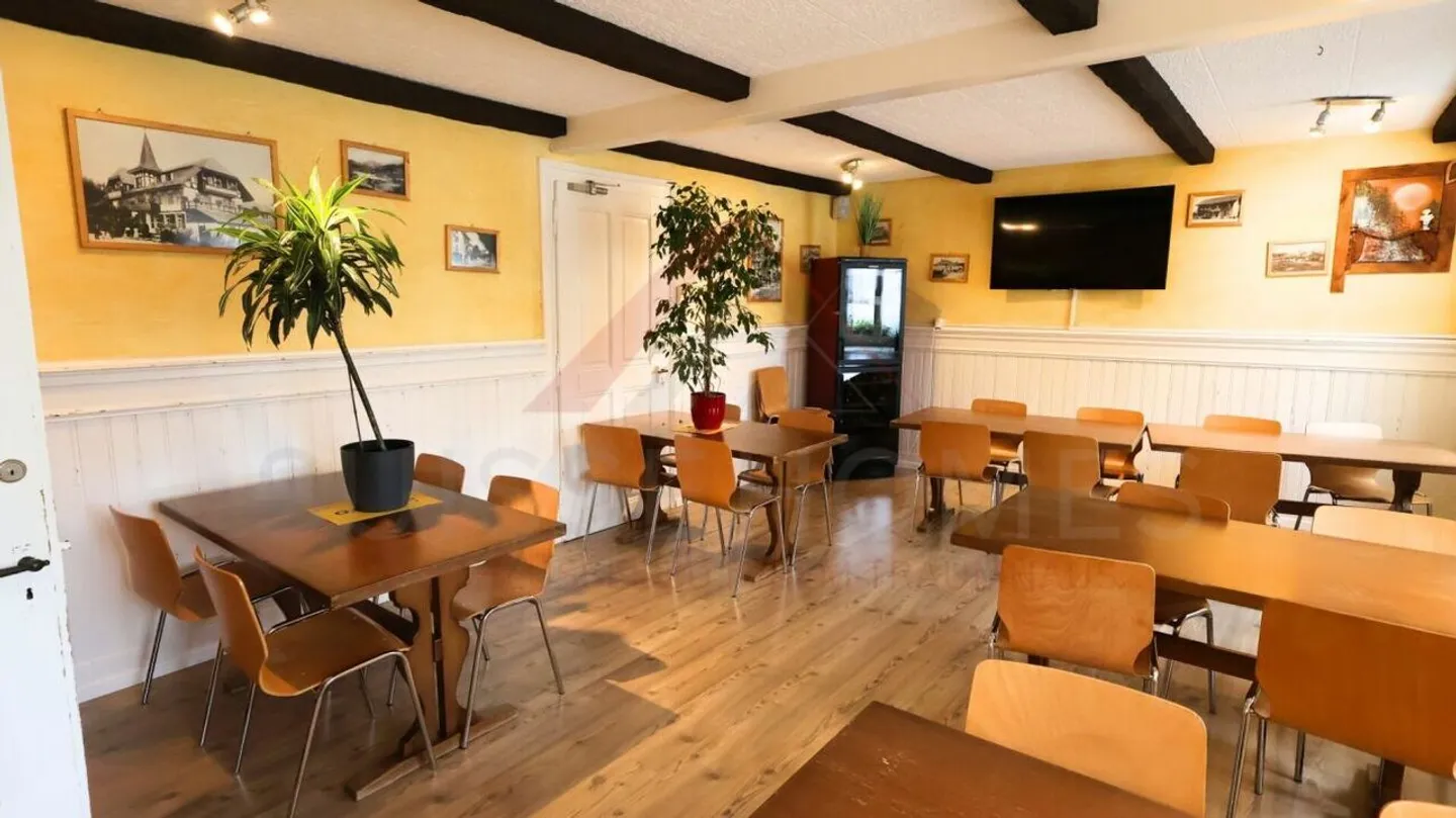 Edificio residenziale e commerciale attraente con ristorante e opportunità di sviluppo a Plaffeien - Foto 8 di 35