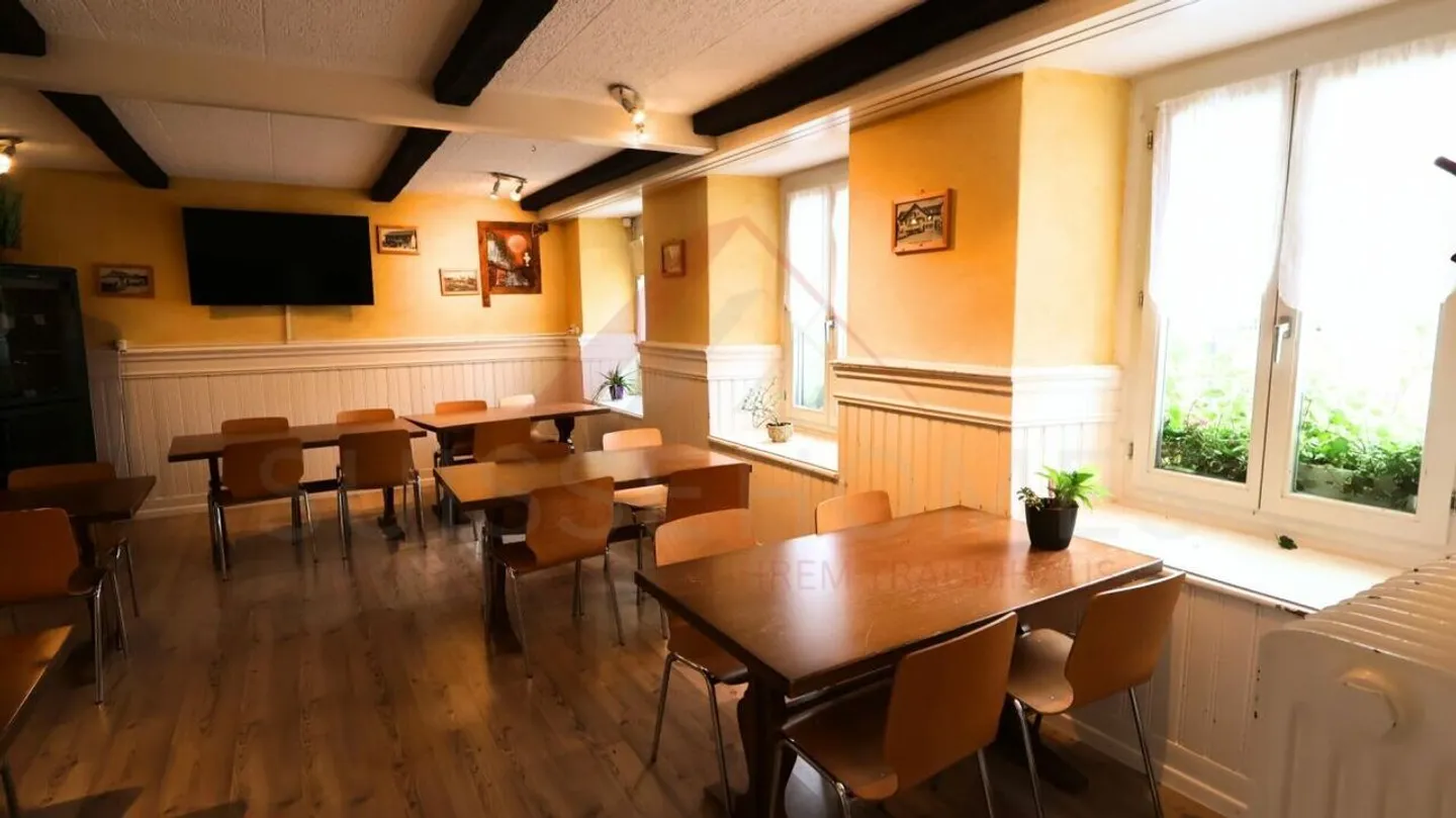 Edificio residenziale e commerciale attraente con ristorante e opportunità di sviluppo a Plaffeien - Foto 9 di 35