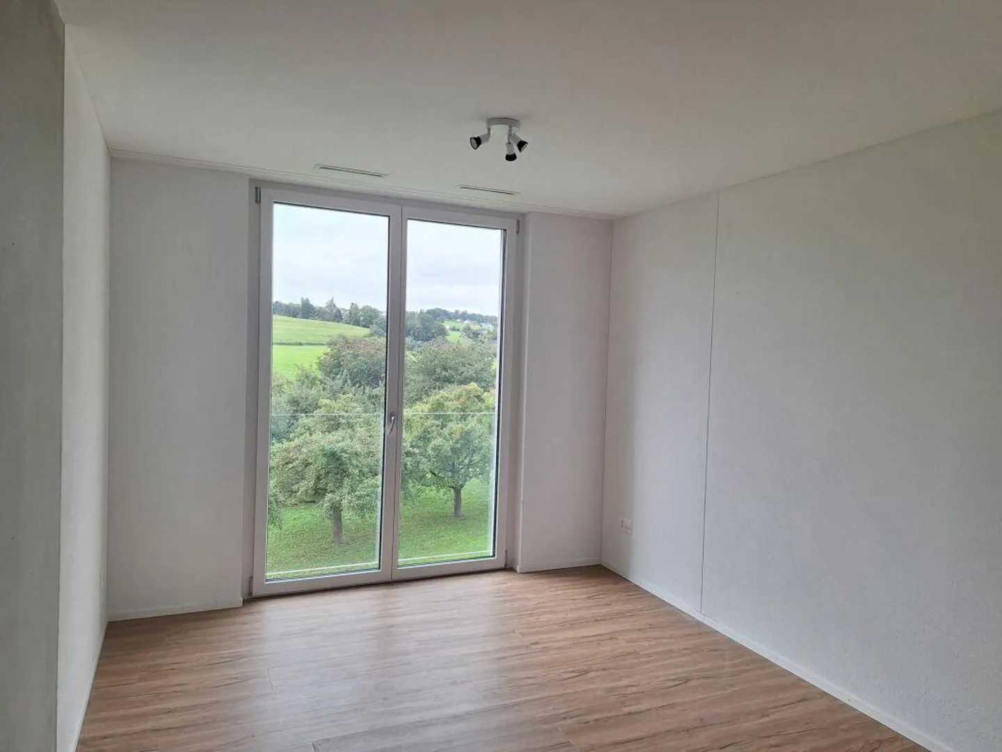 Appartement élégant de 2,5 pièces avec vue sur la verdure - Photo 5 sur 9