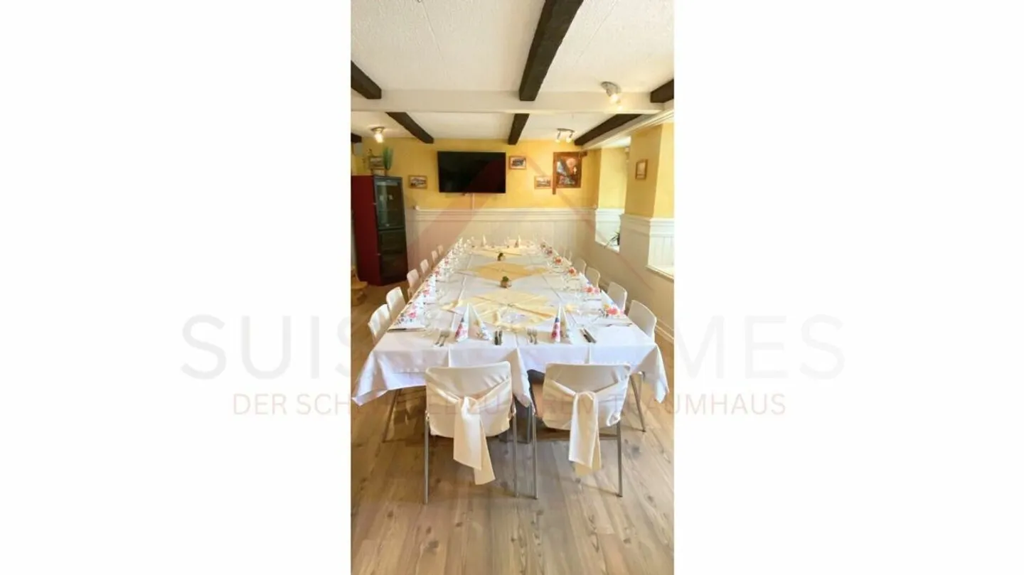 Edificio residenziale e commerciale attraente con ristorante e opportunità di sviluppo a Plaffeien - Foto 10 di 35
