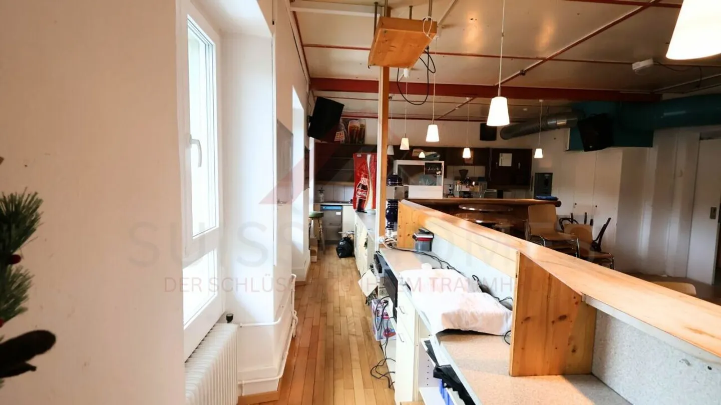 Edificio residenziale e commerciale attraente con ristorante e opportunità di sviluppo a Plaffeien - Foto 11 di 35