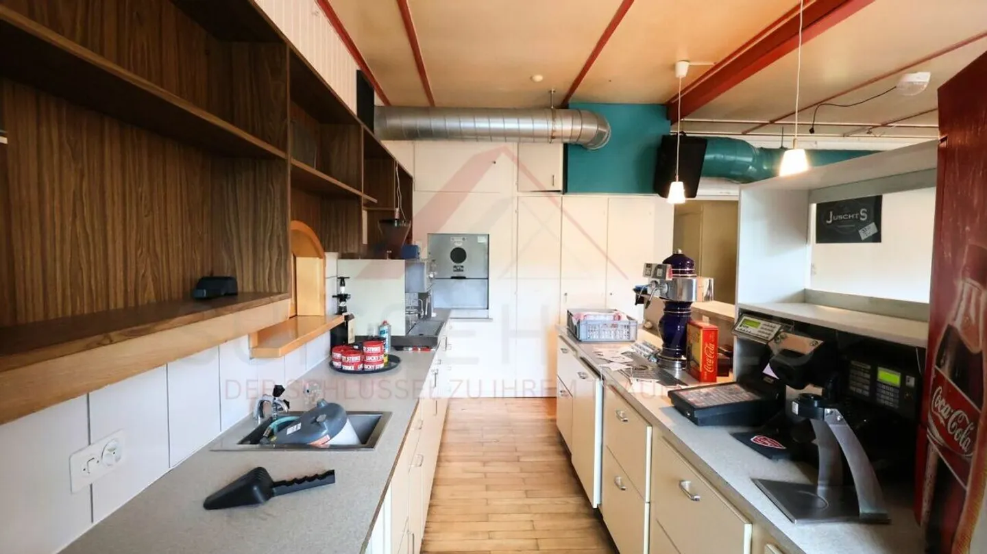Edificio residenziale e commerciale attraente con ristorante e opportunità di sviluppo a Plaffeien - Foto 12 di 35