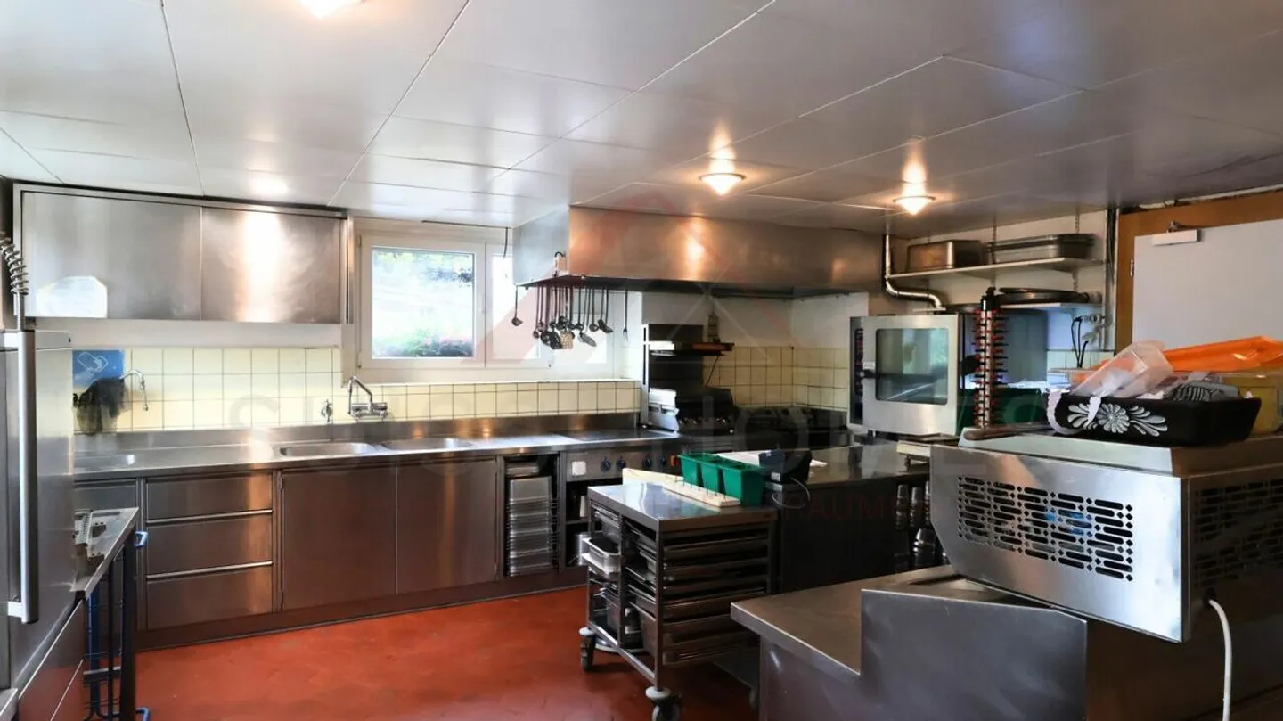 Edificio residenziale e commerciale attraente con ristorante e opportunità di sviluppo a Plaffeien - Foto 13 di 35
