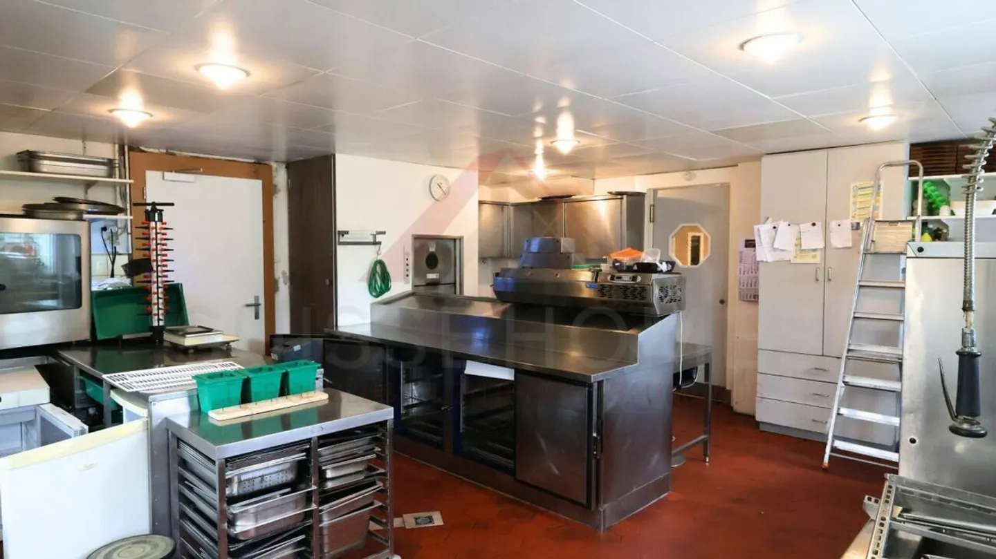 Edificio residenziale e commerciale attraente con ristorante e opportunità di sviluppo a Plaffeien - Foto 14 di 35