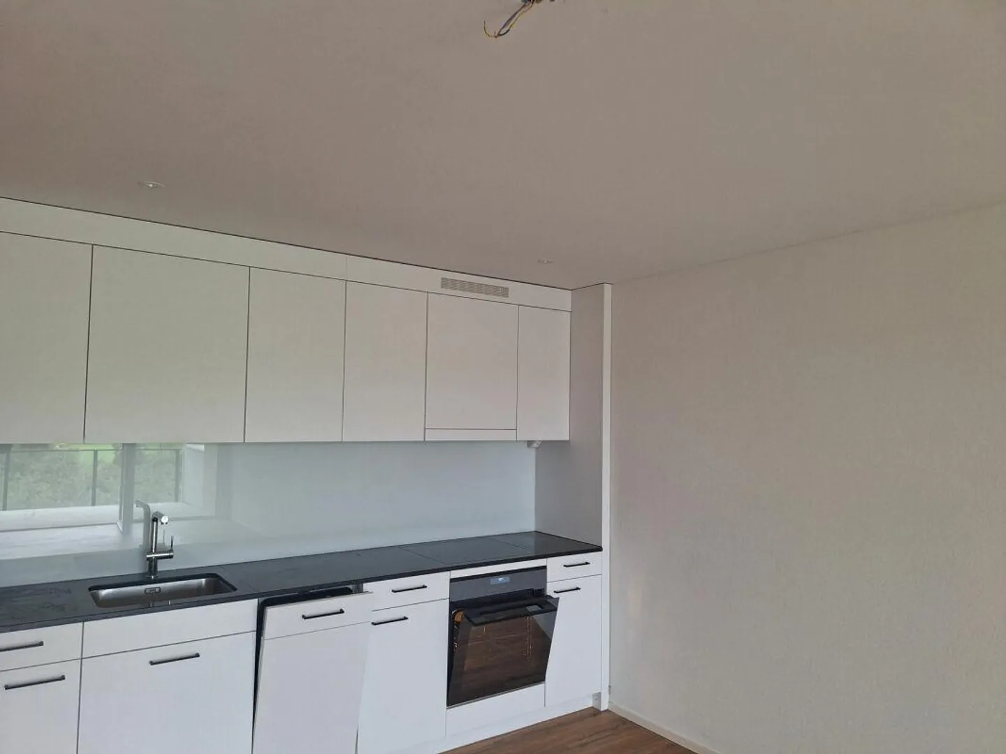 Appartement élégant de 2,5 pièces avec vue sur la verdure - Photo 8 sur 9