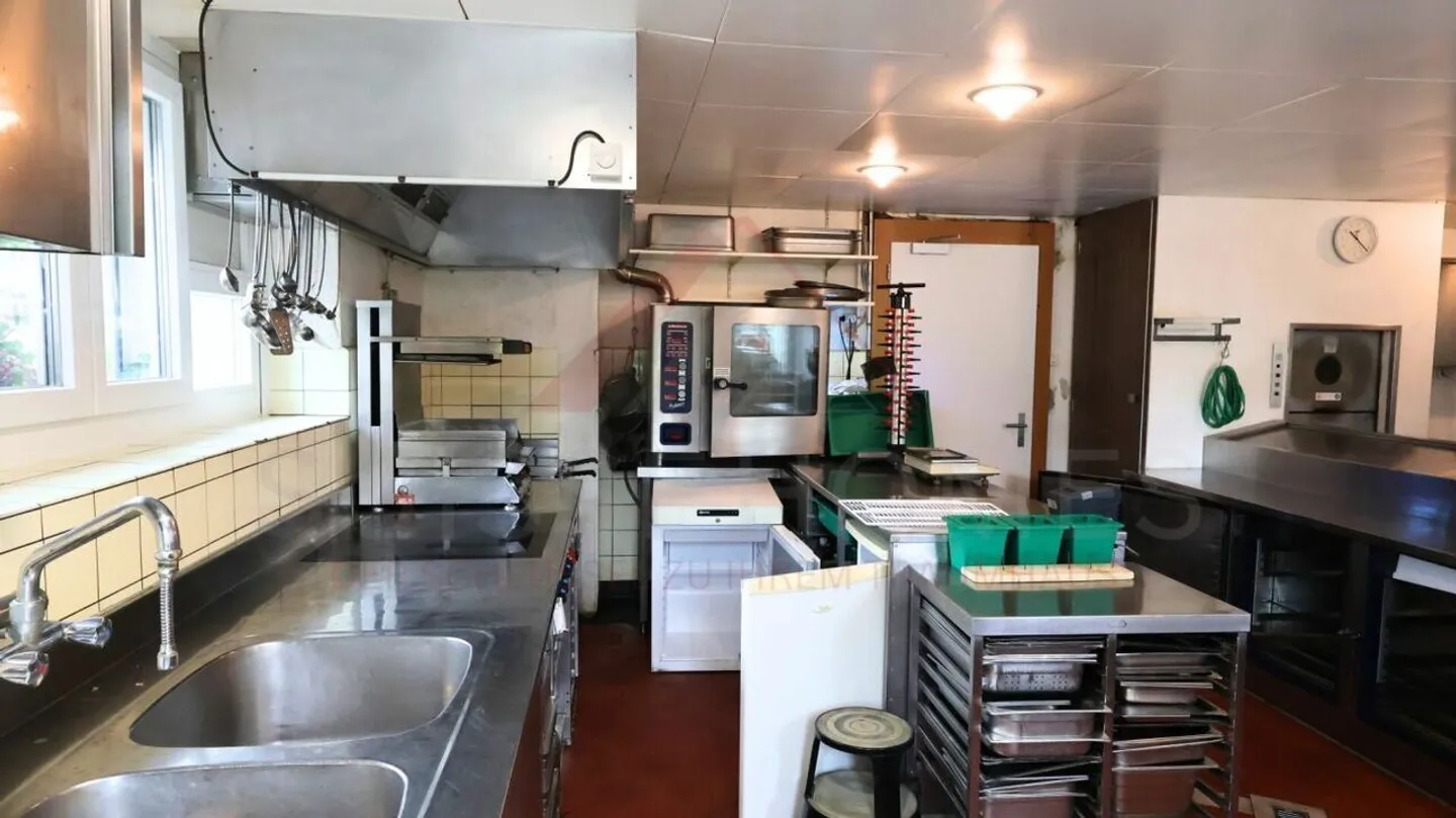 Edificio residenziale e commerciale attraente con ristorante e opportunità di sviluppo a Plaffeien - Foto 15 di 35