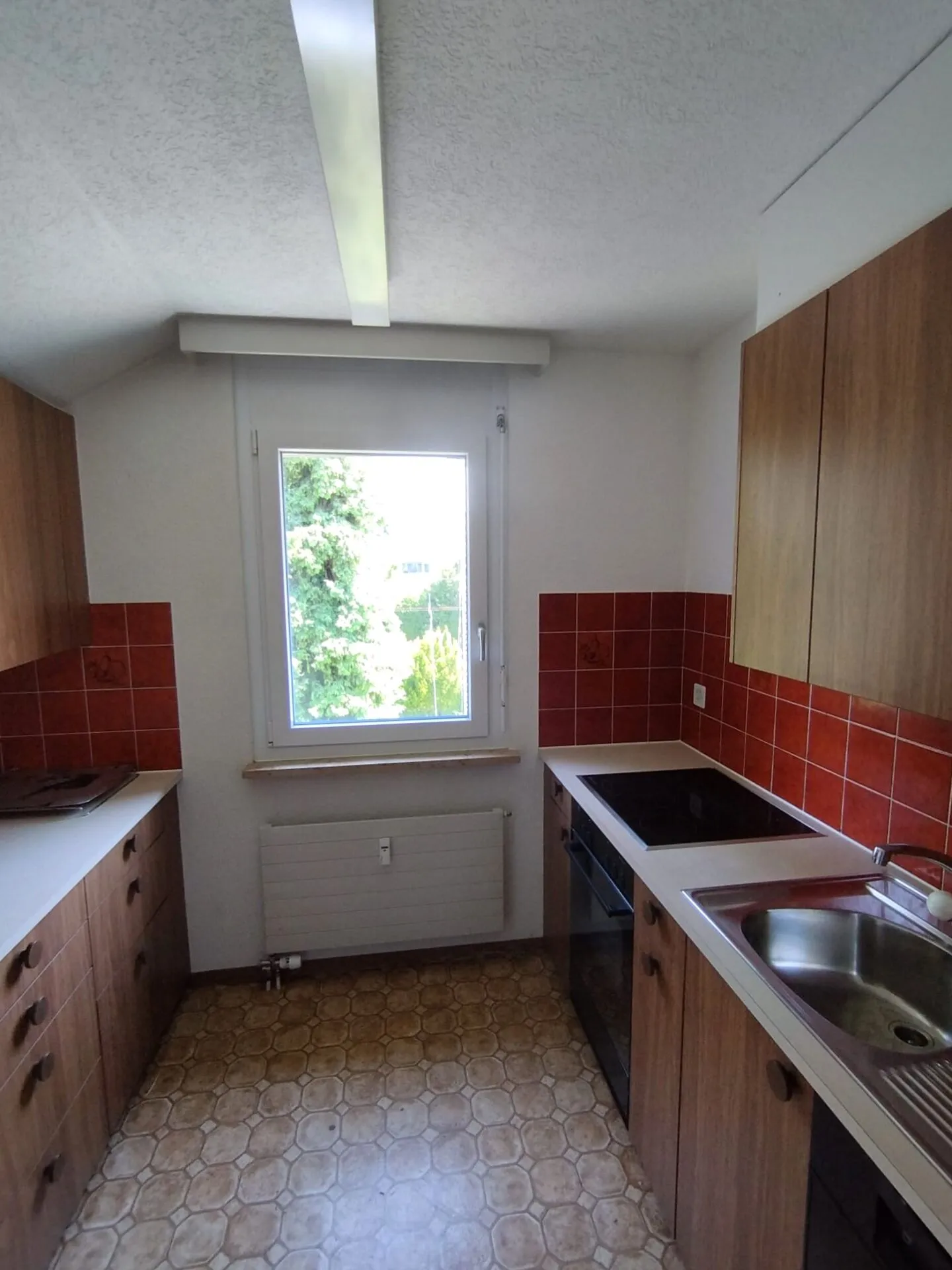 Appartement sous les combles de 2,5 pièces à Reinach avec salle de loisirs - Photo 2 sur 13