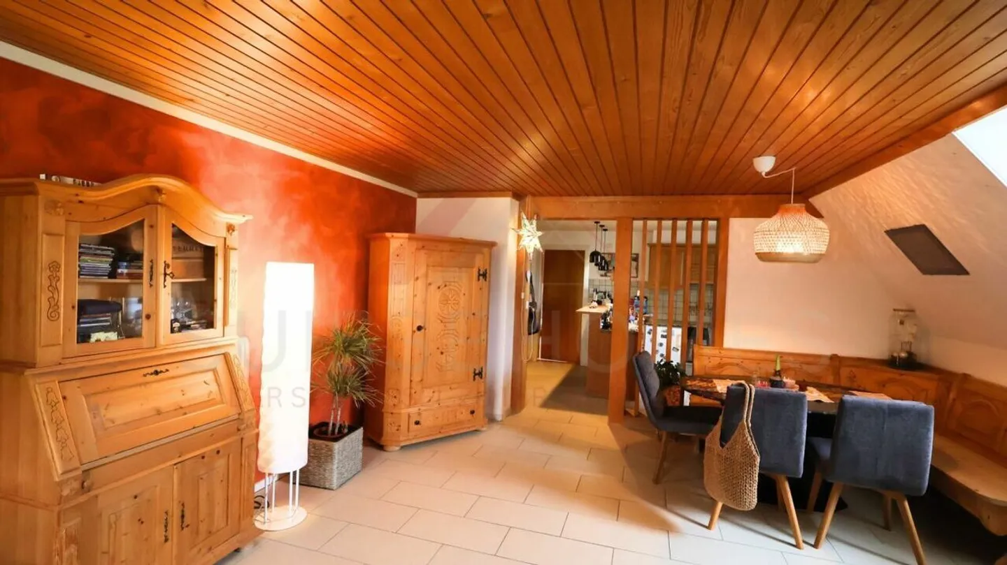 Edificio residenziale e commerciale attraente con ristorante e opportunità di sviluppo a Plaffeien - Foto 17 di 35