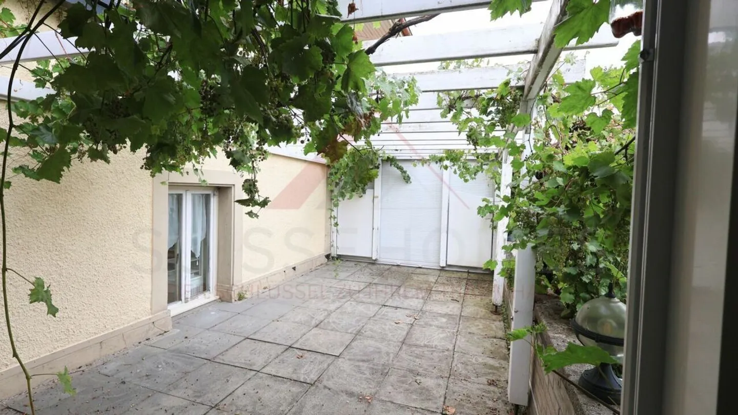 Edificio residenziale e commerciale attraente con ristorante e opportunità di sviluppo a Plaffeien - Foto 19 di 35