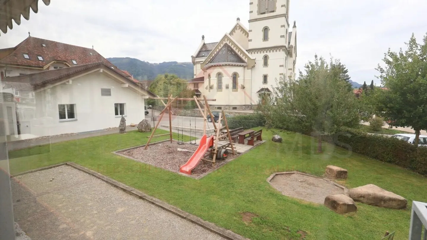 Edificio residenziale e commerciale attraente con ristorante e opportunità di sviluppo a Plaffeien - Foto 20 di 35