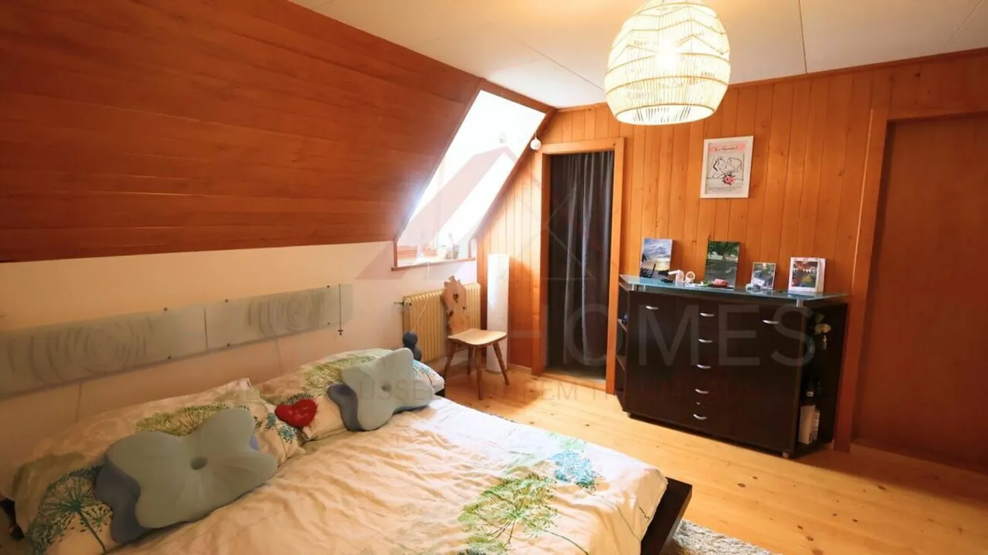 Edificio residenziale e commerciale attraente con ristorante e opportunità di sviluppo a Plaffeien - Foto 30 di 35