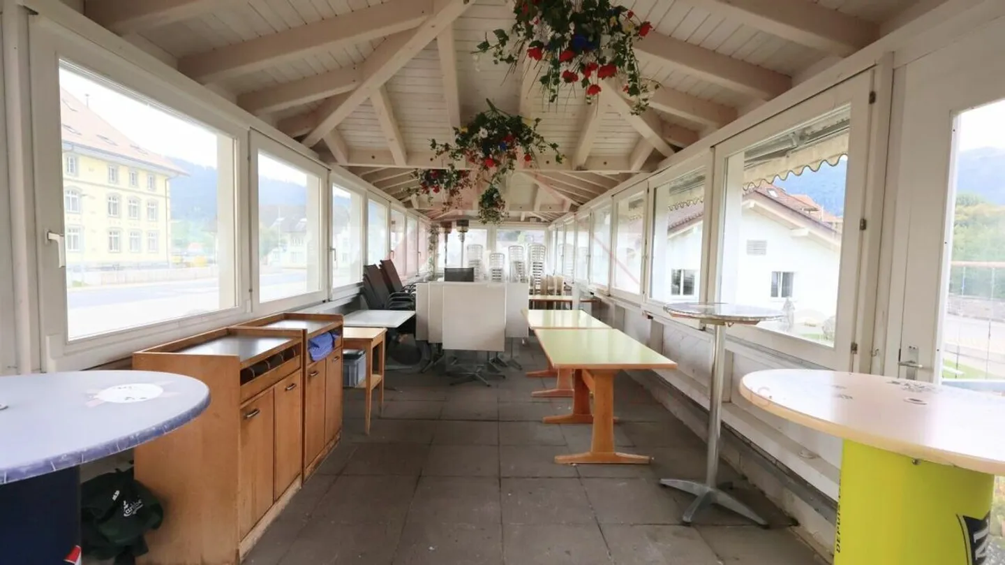 Edificio residenziale e commerciale attraente con ristorante e opportunità di sviluppo a Plaffeien - Foto 31 di 35