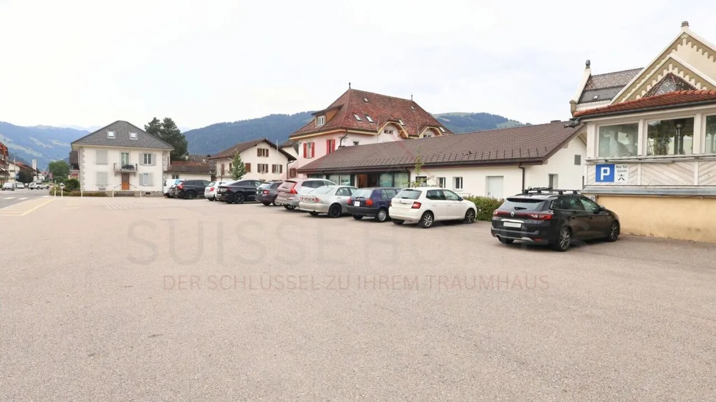 Edificio residenziale e commerciale attraente con ristorante e opportunità di sviluppo a Plaffeien - Foto 32 di 35