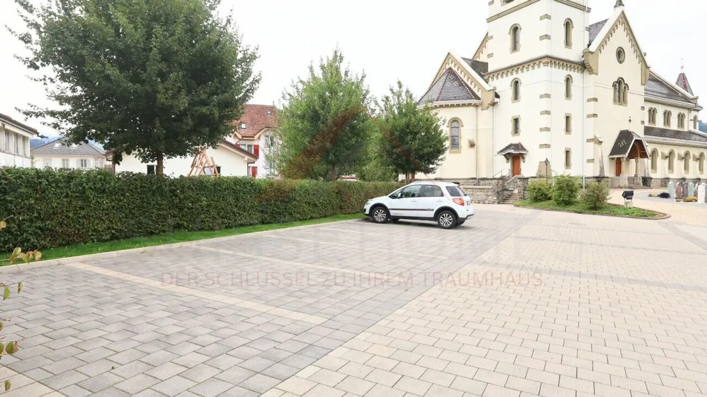 Edificio residenziale e commerciale attraente con ristorante e opportunità di sviluppo a Plaffeien - Foto 33 di 35