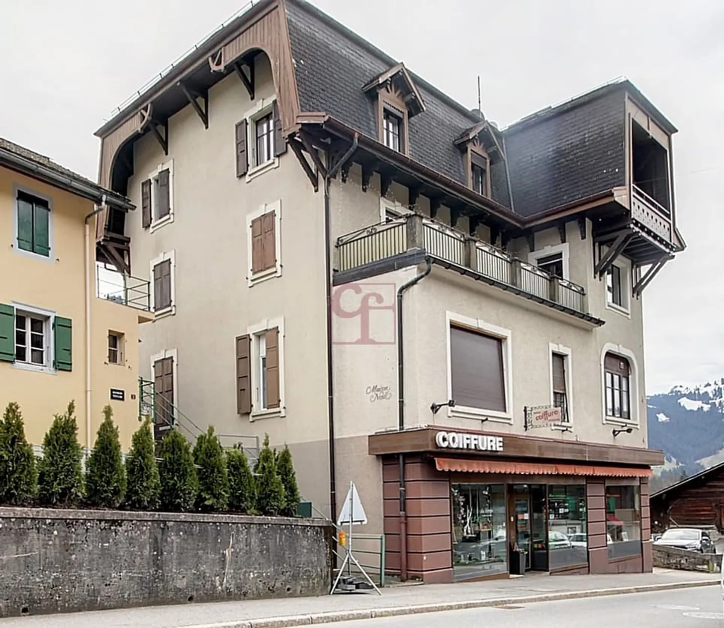 Edificio misto nel villaggio - Foto 1 di 10