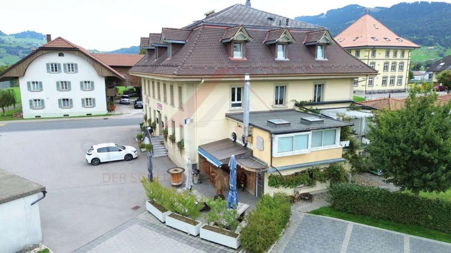 Edificio residenziale e commerciale attraente con ristorante e opportunità di sviluppo a Plaffeien - Foto 34 di 35