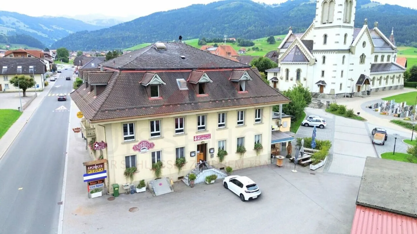 Edificio residenziale e commerciale attraente con ristorante e opportunità di sviluppo a Plaffeien - Foto 35 di 35