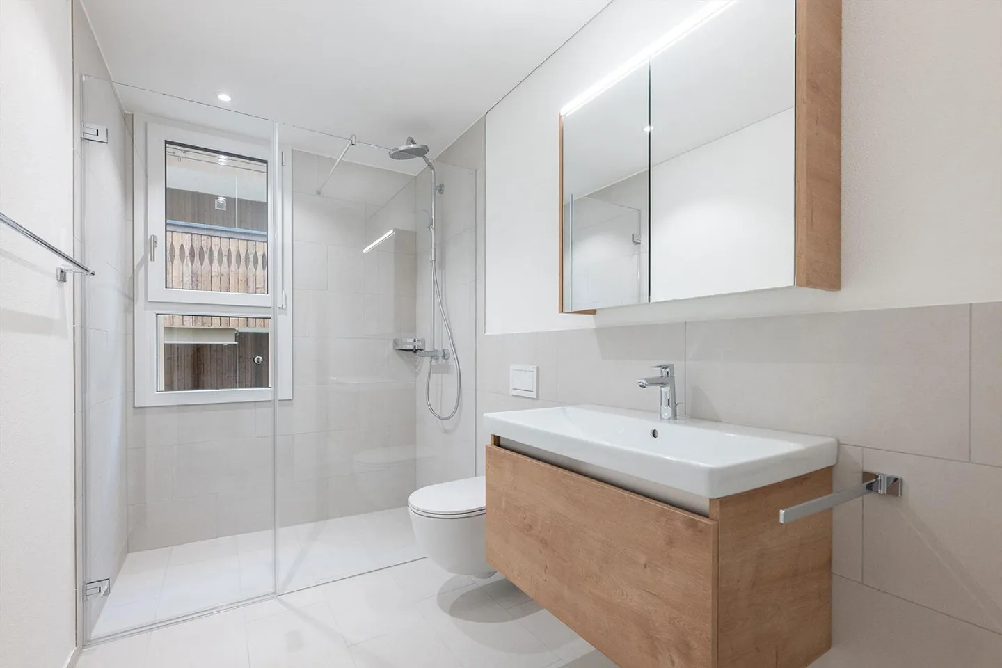 Spacious and Modern 5.5 Room Condominium - Photo 5 of 13