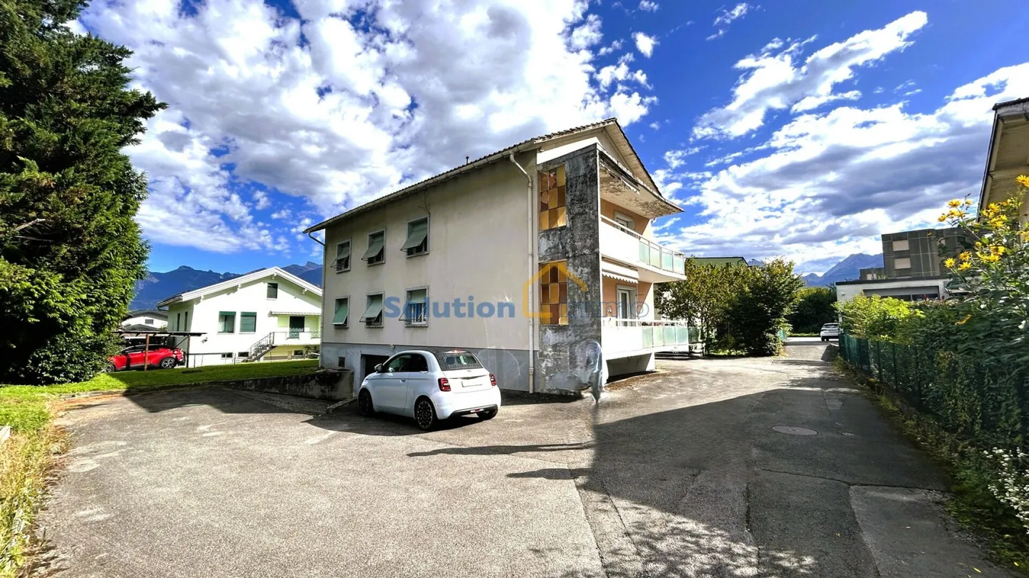 Villa mit 2 großen Wohnungen, nahe dem Zentrum - Foto 2 von 13