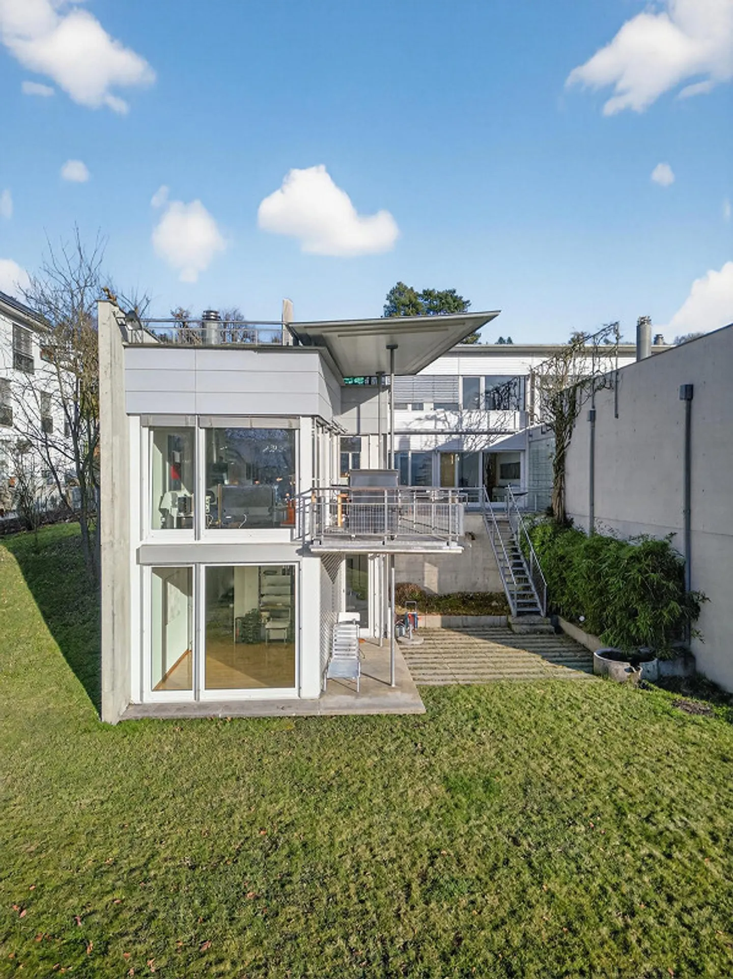 Elegante casa bifamiliare con giardino e vista lago - Foto 1 di 6