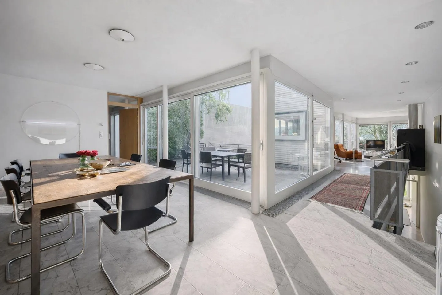 Elegante casa bifamiliare con giardino e vista lago - Foto 2 di 6