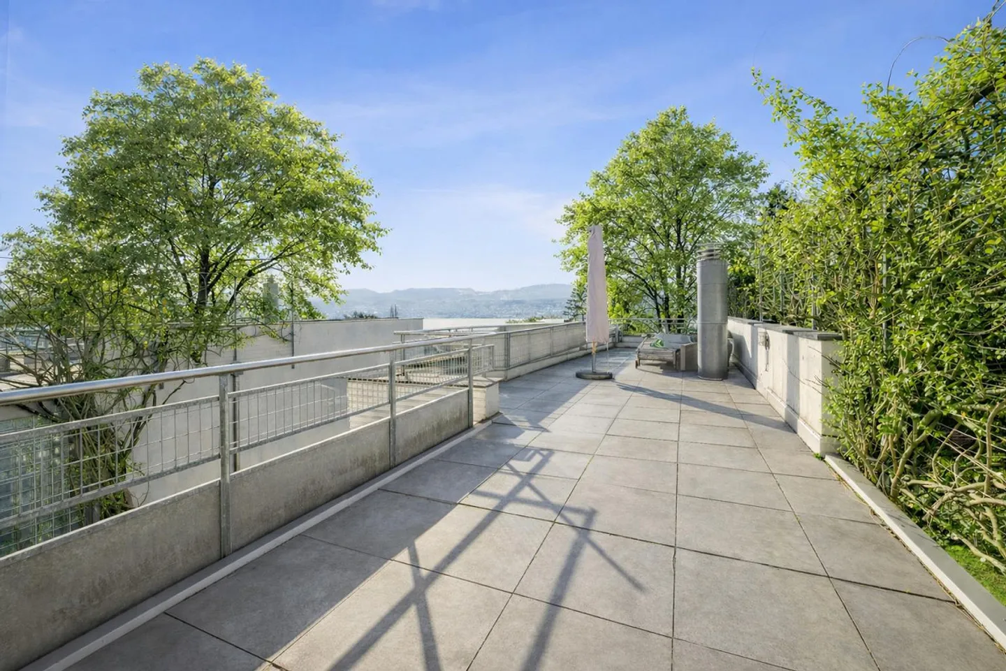 Elegante casa bifamiliare con giardino e vista lago - Foto 5 di 6