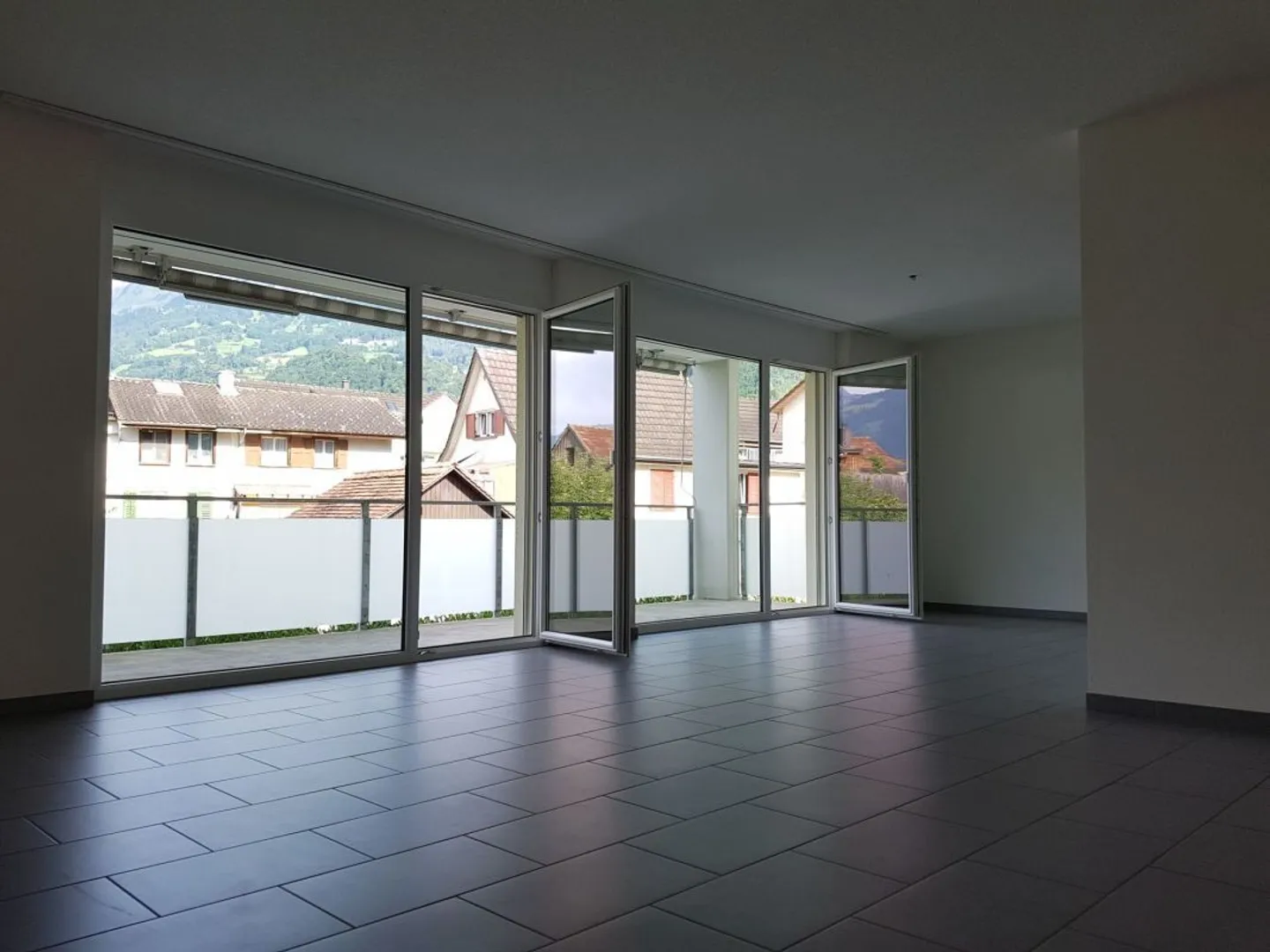 Appartement 5.5 pièces neuf et spacieux à distance de marche du lac Walensee - Photo 1 sur 11