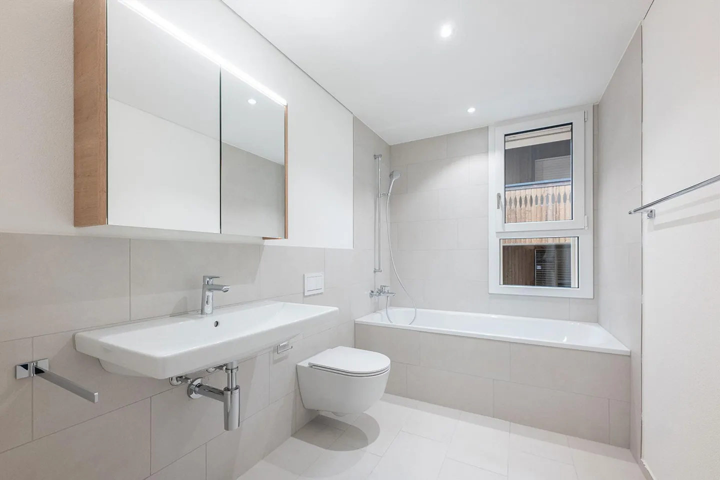Spacious and Modern 5.5 Room Condominium - Photo 8 of 13