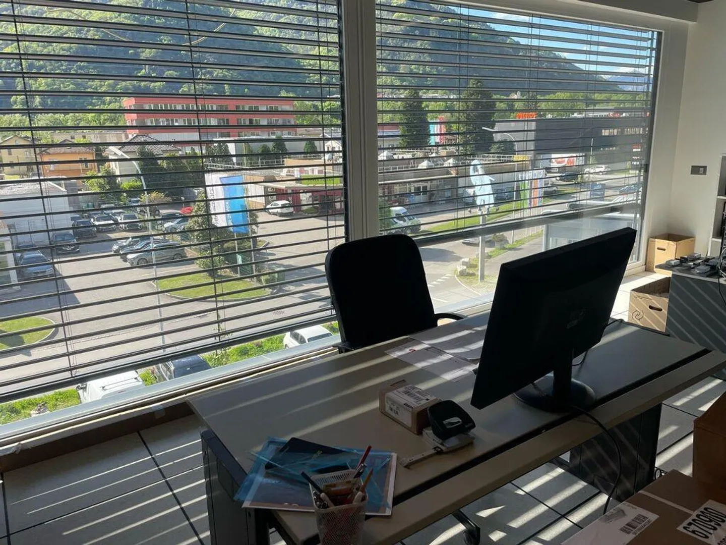 MODERN AND BRIGHT OFFICE FOR RENT IN A STRATEGIC LOCATION - Photo 1 of 7