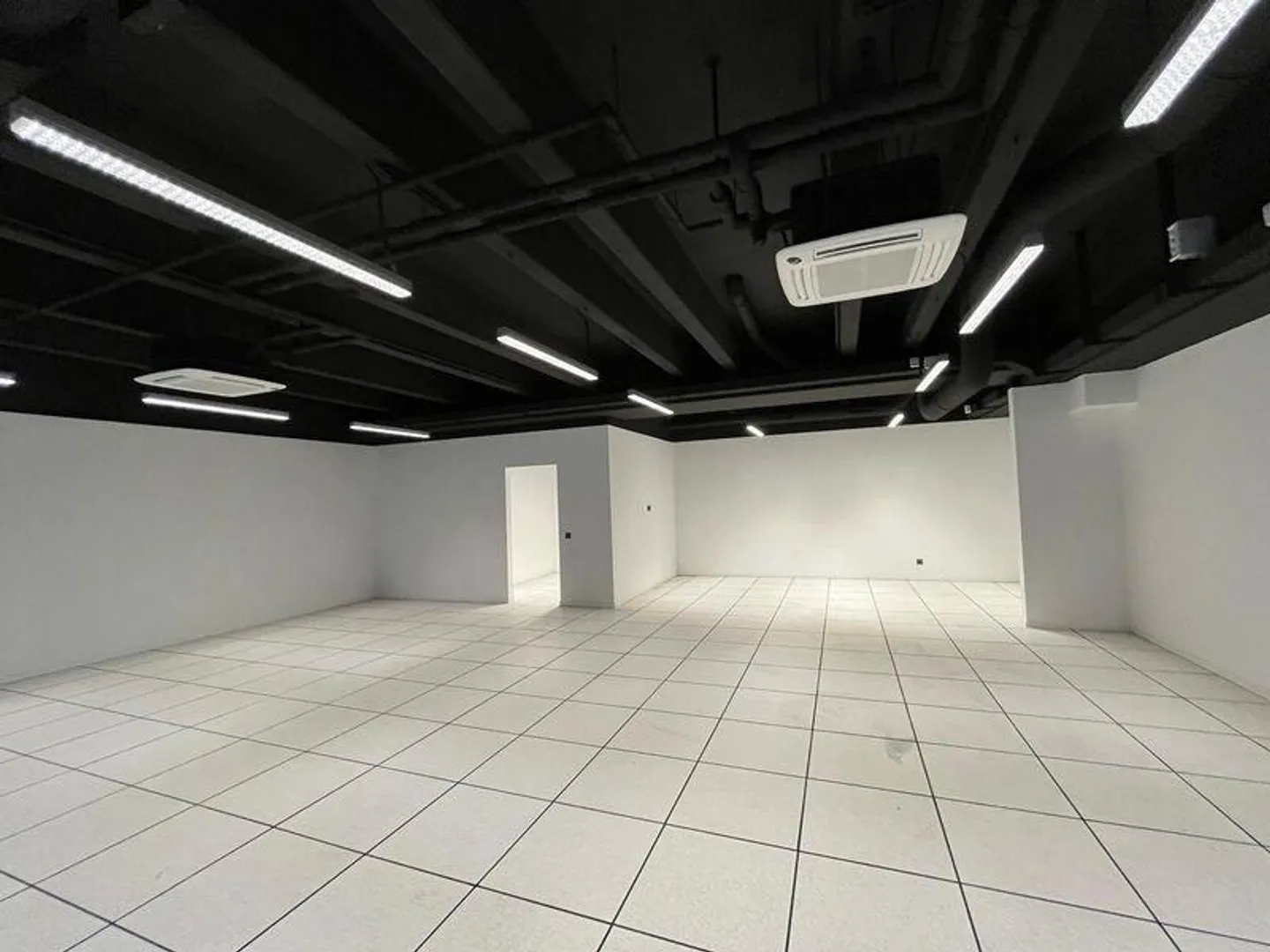 MODERN AND BRIGHT OFFICE FOR RENT IN A STRATEGIC LOCATION - Photo 2 of 7