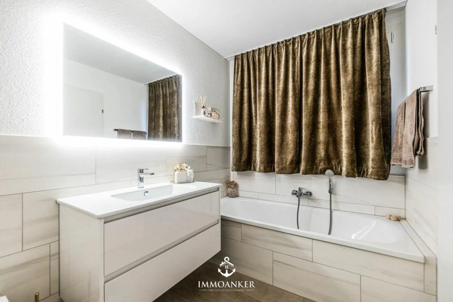 Elegant Apartment with Mountain View - Photo 7 of 12