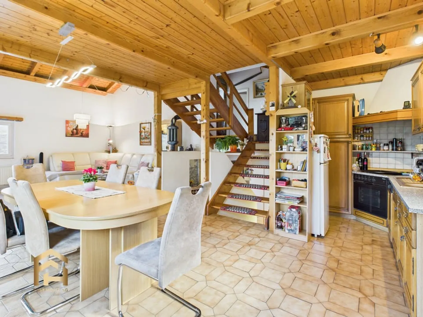 Casa unifamiliare con molto spazio in una posizione tranquilla a Pravidondaz - Foto 2 di 13