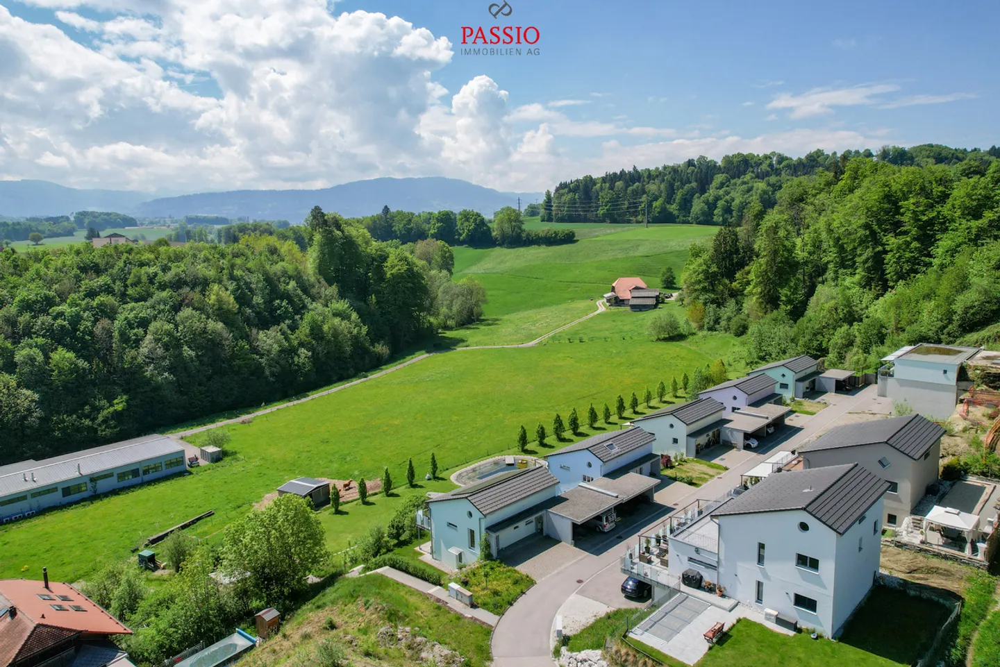 Vivre avec une vue - Nouvelle maison individuelle avec part de bassin de baignade - Photo 12 sur 13