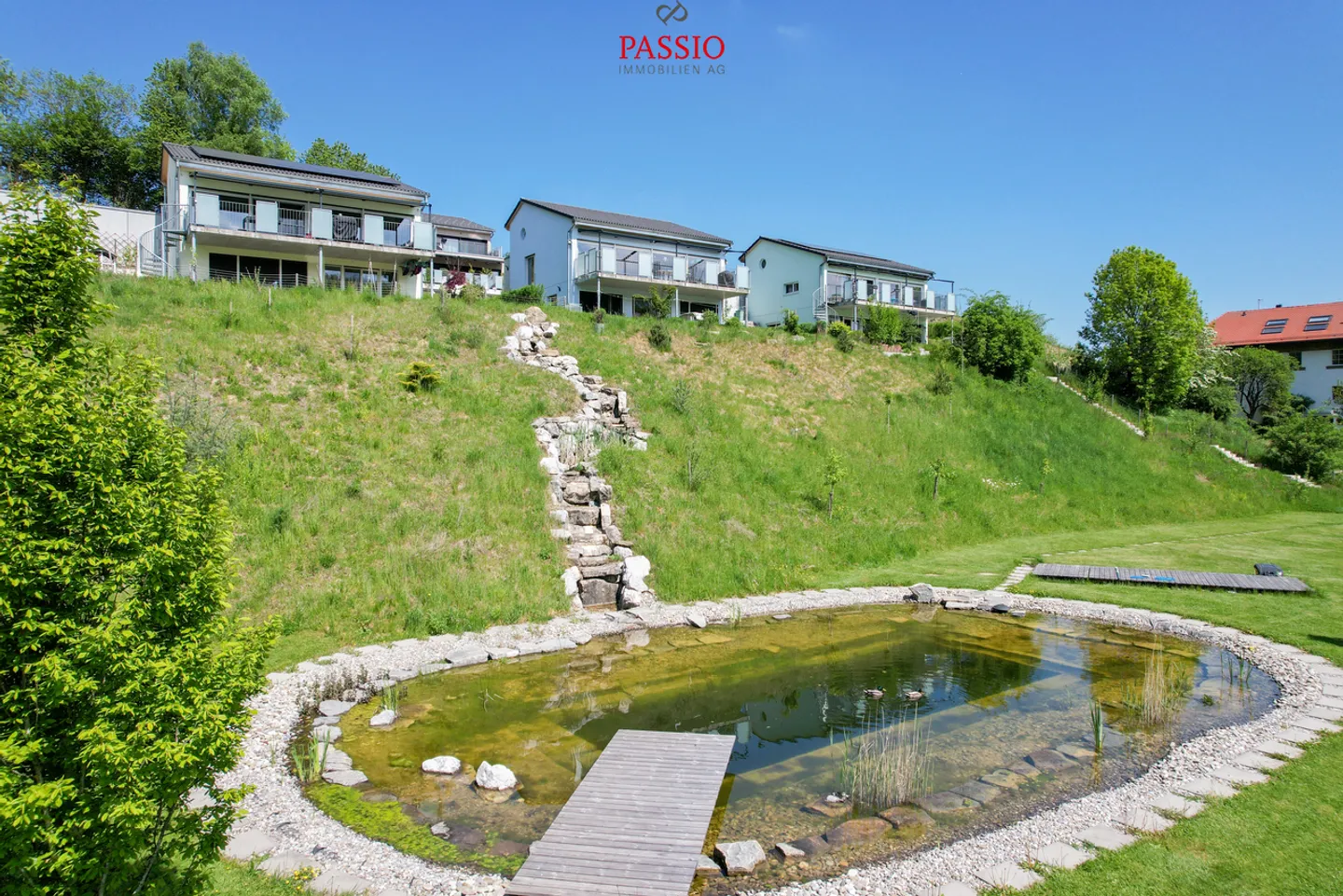 Vivre avec une vue - Nouvelle maison individuelle avec part de bassin de baignade - Photo 1 sur 13