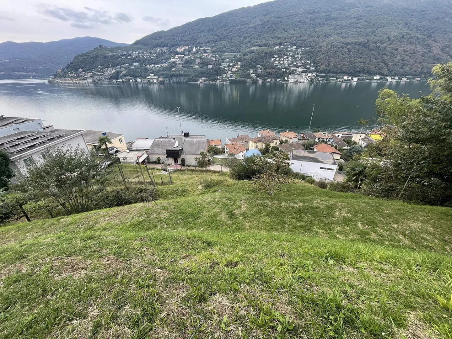 TERRAIN CONSTRUCTIBLE SPLENDIDE AVEC UNE MERVEILLEUSE VUE SUR LE LAC - Photo 2 sur 7