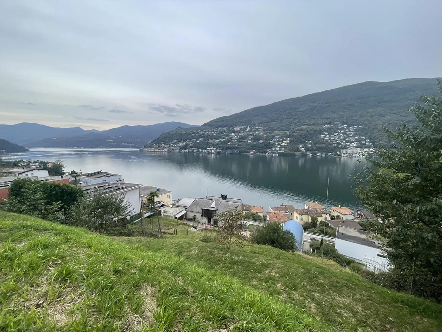TERRAIN CONSTRUCTIBLE SPLENDIDE AVEC UNE MERVEILLEUSE VUE SUR LE LAC - Photo 4 sur 7