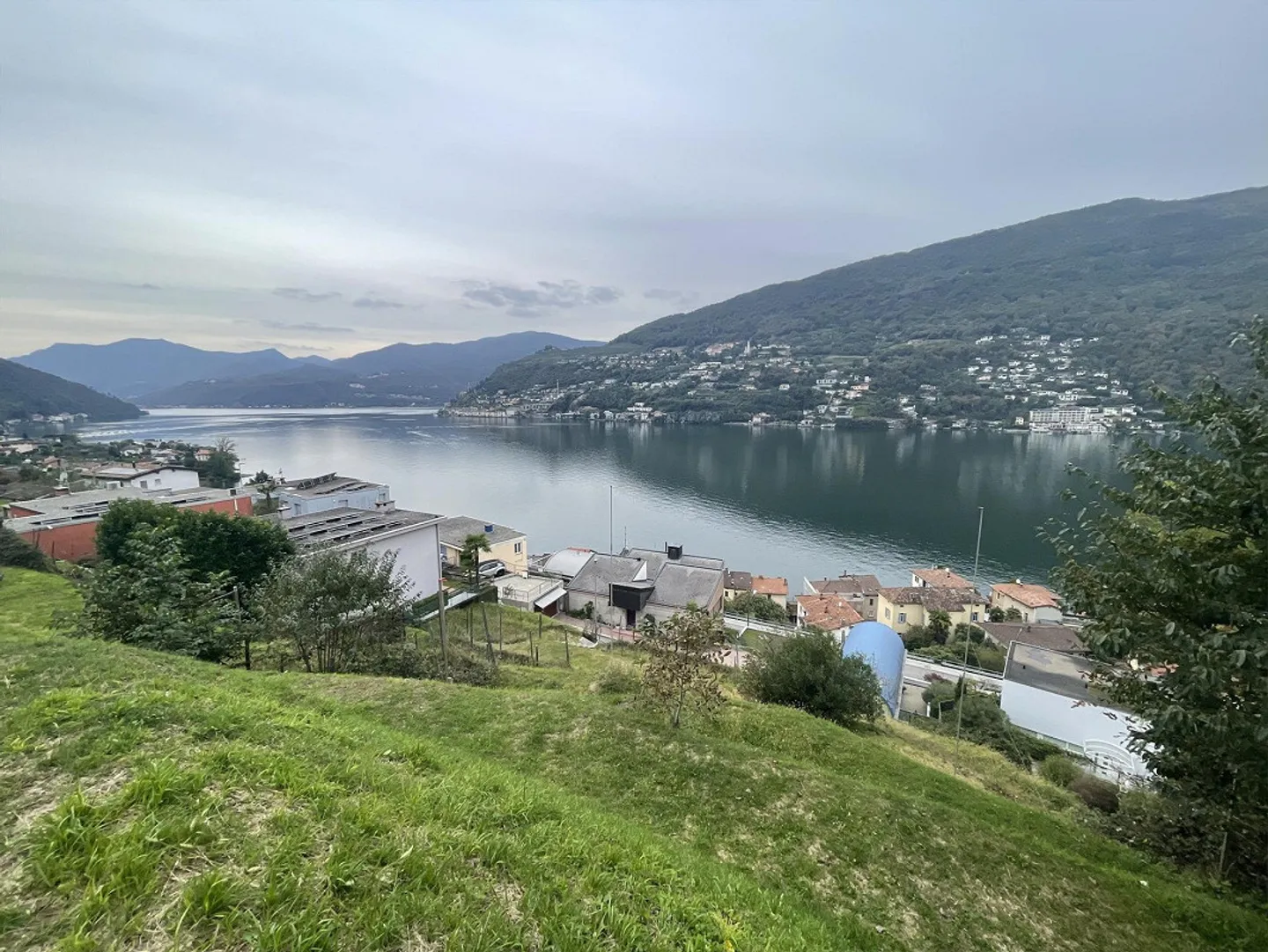 TERRAIN CONSTRUCTIBLE SPLENDIDE AVEC UNE MERVEILLEUSE VUE SUR LE LAC - Photo 5 sur 7